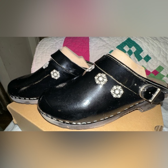 Hanna Andersson Black Patent Leather Snowflake Wooden Clogs Sz -11 (euro sz42) - Picture 5 of 15